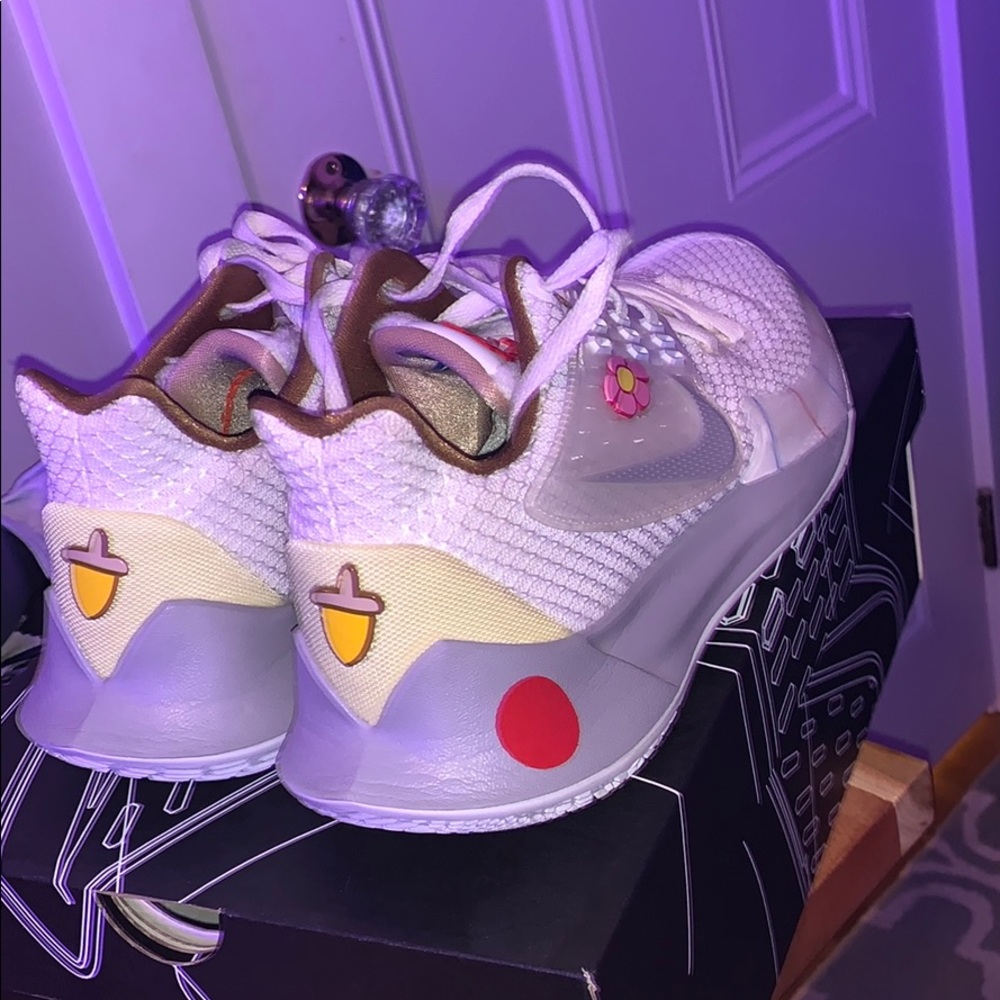 Kyrie 2 low Sandy Cheeks edition